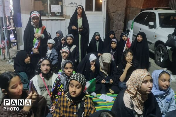 اهدای هدیه به دختران انقلابی دبستان حاتم ناحیه دو شهرری در میدان نماز 