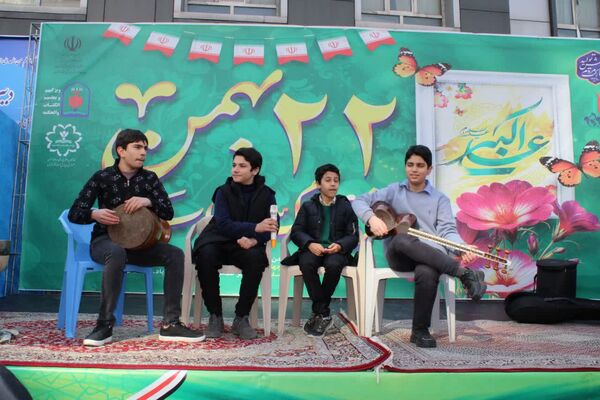 تجلی حضورفرهنگیان و دانش‌آموزان منطقه ۱۰ در جشن انقلاب