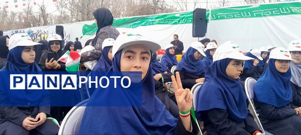 دانش‌آموزان البرزی جشن پیروزی انقلاب را در ۲۲ بهمن باشکوه رقم زدند