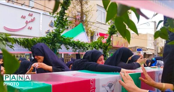 تشییع پیکر شهید مردمی جنگ‌رمضان‌ محرمعلی‌خالقی بر روی دستان مردم شهیدپرور زنجان‌‌