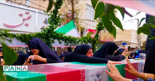 تشییع پیکر شهید مردمی جنگ‌رمضان‌ محرمعلی‌خالقی بر روی دستان مردم شهیدپرور زنجان‌‌