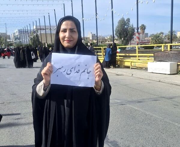 دختران آموزشگاه نوریه شهرستان جیرفت در راهپیمایی امروز