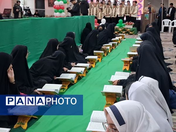 محفل انس با قرآن کریم همراه با نواخته شدن زنگ انقلاب 