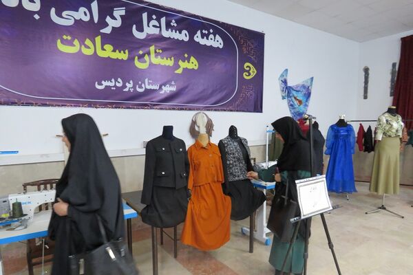 برپایی نمایشگاه آثار هنرجویان هنرستان های منطقه پردیس به مناسبت هفته مشاغل