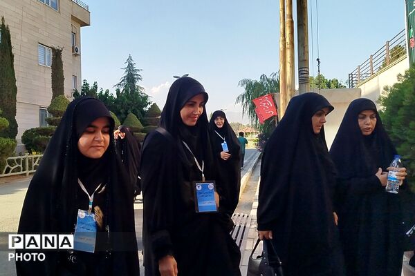 نوجوانان؛ پیشگامان میزبانی از مهمانان مراسم وداع و تشییع پیکر امام امت