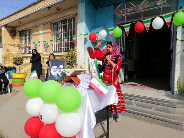  مراسم پیروزی انقلاب در مدرسه ناهید نخودی 
