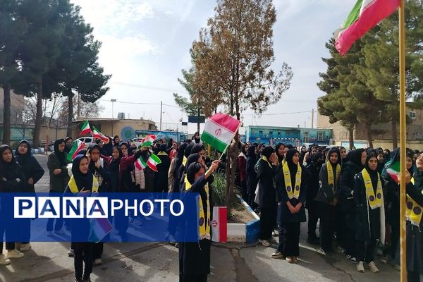 گلبانگ زنگ چهل و هفتمین پیروزی انقلاب اسلامی در مدرسه شهید مجید دهنوی 