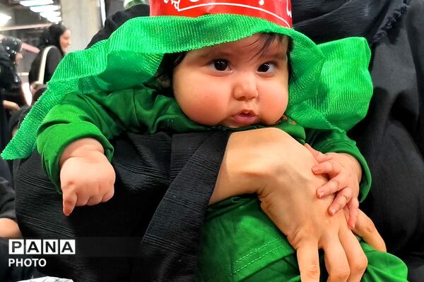 حضور مادران و نوزادان شش ماهه در همایش شیرخوارگان حسینی