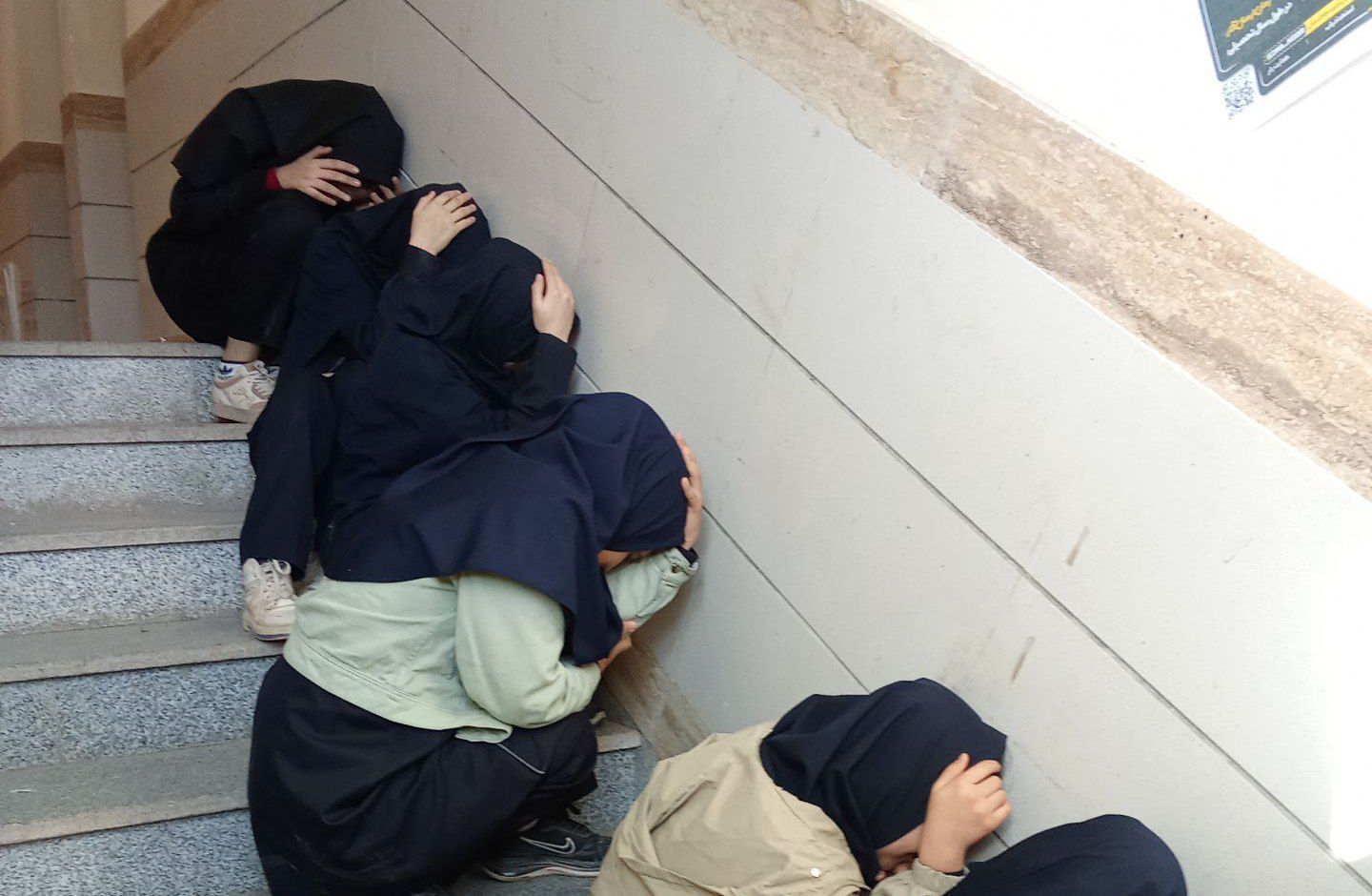 مانور زلزله با هدف آمادگی دانش آموزان در برابر زلزله برگزار شد