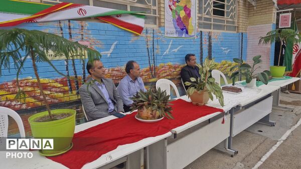 جشن شکوفه‌ها با حضور دانش‌آموزان پایه هفتم در مدرسه شهید رجایی یک بجنورد 