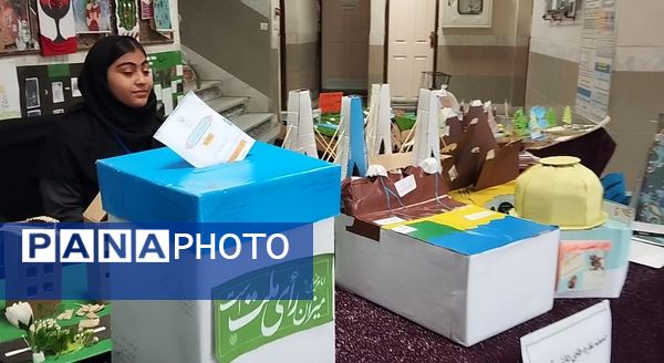 نمایشگاه دست‌سازه در دبیرستان ذبیح الله هوشیار