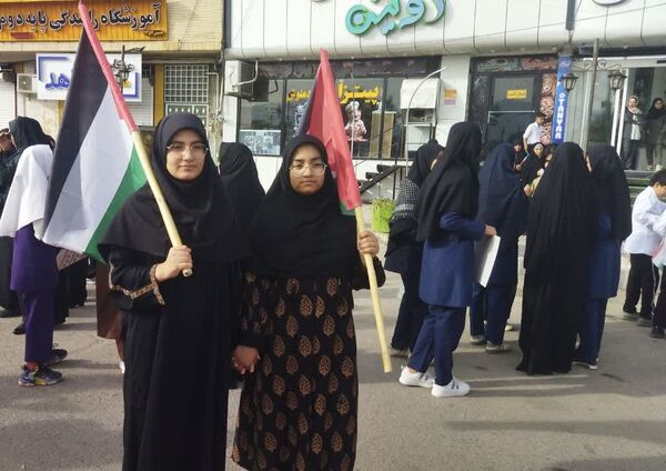 دختران آموزشگاه نوریه شهرستان جیرفت در راهپیمایی امروز