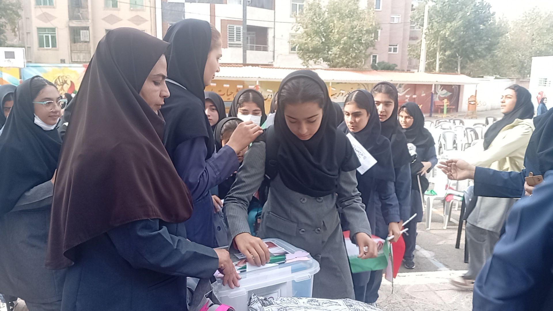 مراسم «جشن عاطفه‌ها» در دبیرستان عفاف ساوجبلاغ   