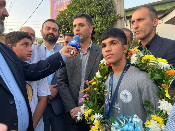 استقبال محمودآبادی‌ها از نایب قهرمان رقابت‌های کشتی نوجوانان جهان