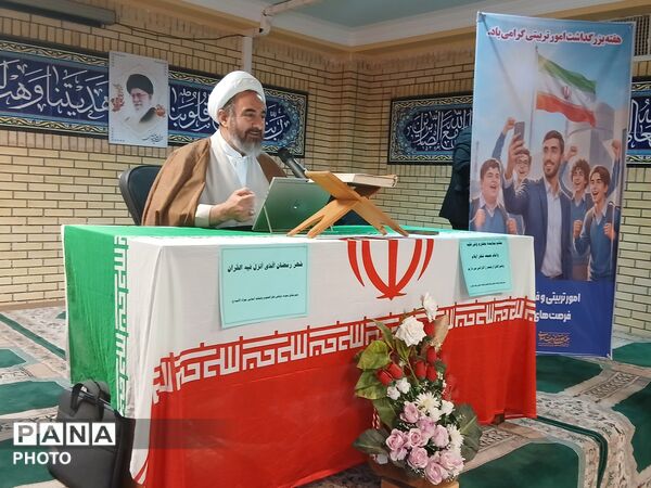 محفل‌ انس‌ باقرآن کریم در استان ایلام برگزار شد.