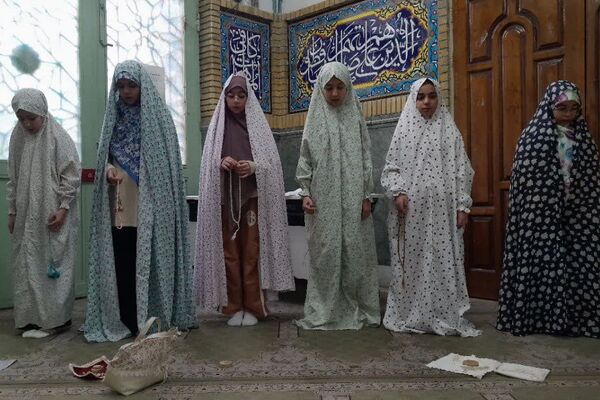 ورود دانش‌ آموزان دختر ناحیه دو شهرری به مراسم معنوی اعتکاف 