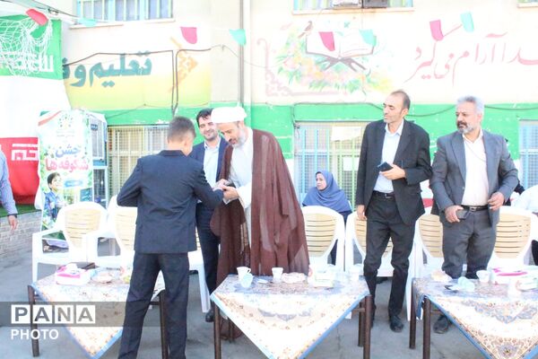 جشن شکوفه‌ها در دبستان کشاورز با استقبال ویژه از کلاس‌اولی‌ها