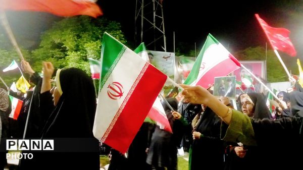 قلب‌های مردم به عشق وطن در چهار باغ خرم‌ آباد، برای ایران تپید