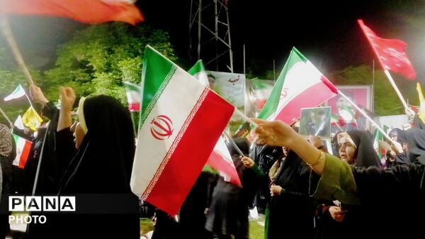 قلب‌های مردم به عشق وطن در چهار باغ خرم‌ آباد، برای ایران تپید