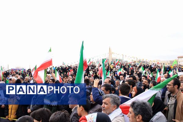 حضور گسترده اقشار مختلف مردم پردیس در راهپیمایی ۲۲ بهمن