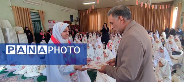 نماز جماعت در دبستان شهید رجبی۲ با حضور مسئولان اداره آموزش و پرورش ناحیه 6