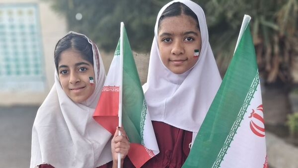 جشن باشکوه دهه فجر و پاسداشت پرچم جمهوری اسلامی در دبستان استقلال حاجی‌آباد