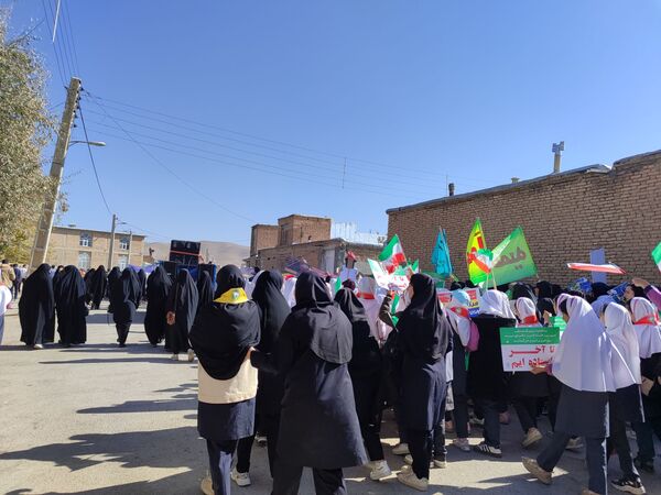 حضور گسترده دانش آموزان سورشجان در راهپیمایی ۱۳ آبان؛ فریاد ایستادگی در برابر استکبار جهانی