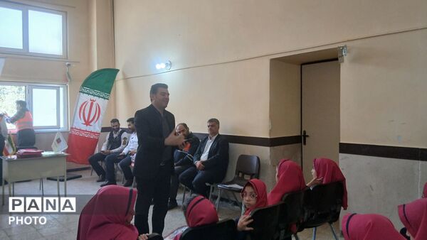 آموزش نکات ایمنی و فرهنگ ترافیکی به دانش‌آموزان روستای کندر 