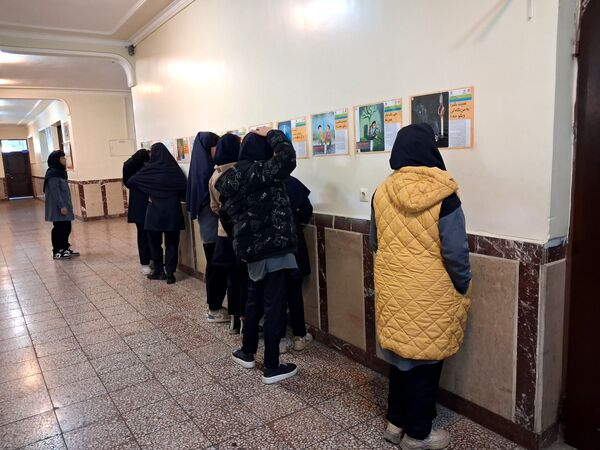 نمایشگاه سیار مدرسه‌ای با عنوان پیشگیری از اعتیاد 