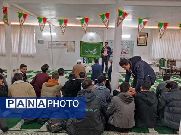 تجلیل از اعضای فعال بسیج دبیرستان نمونه آیت‌الله خامنه‌ای کاشمر