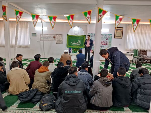 تجلیل از اعضای فعال بسیج دبیرستان نمونه آیت‌الله خامنه‌ای کاشمر