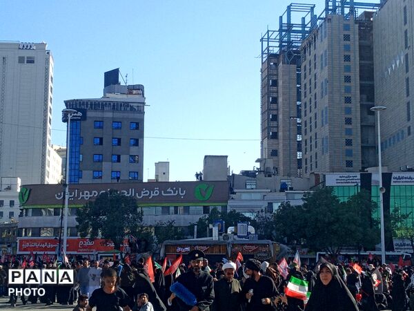 مشهد سیاه‌پوش شد؛ وداع پرشور مردم با رهبر