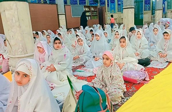 دانش‌آموزان بویین‌زهرایی در جشن روزه‌اولی‌ها از خدای خود تشکر کردند