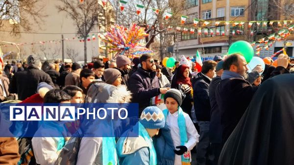 راهپیمایی یوم‌الله ۲۲بهمن با حضور پرشور مردم در استان البرز