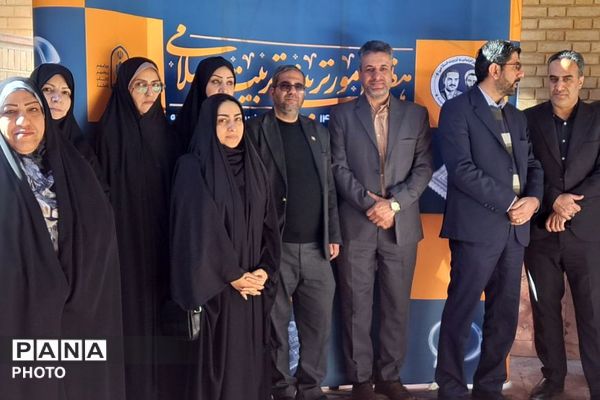 غبار روبی مزار شهیدان رجایی و باهنر با حضور وزیر آموزش و پرورش 