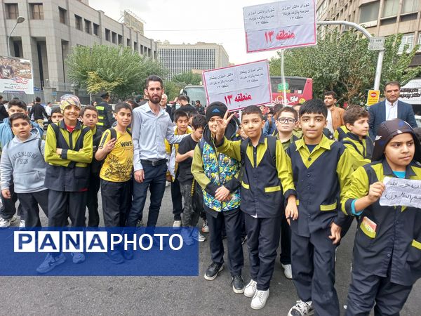حضور مدیر آموزش و پرورش منطقه ۱۳ در راهپیمایی روز دانش‌آموز 