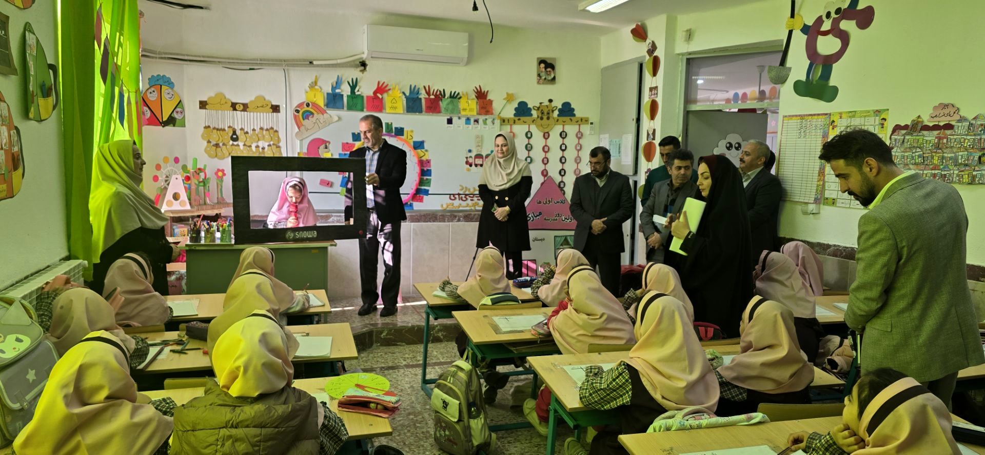 بازدید میدانی رئیس ستاد شاهد آموزش و پرورش استان از دبستان شاهد شهدای دانش‌آموز