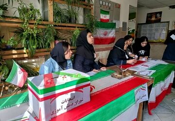 شور و رقابت دانش‌آموزان در انتخابات شورای مدرسه امیرکبیر رزن  