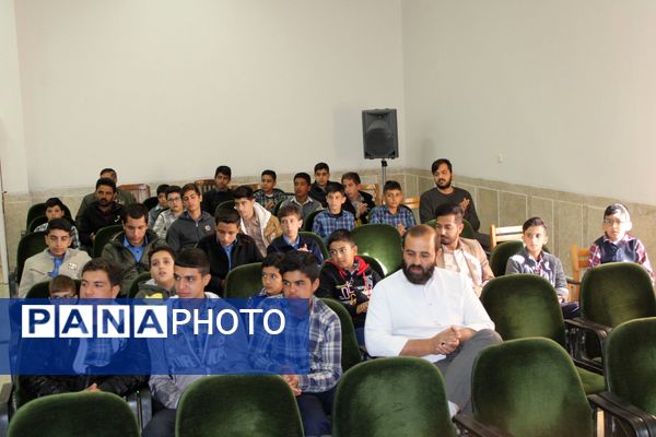 آیین تجلیل از برگزیدگان پسر مسابقات قرآن، عترت و نماز شهرستان بن 