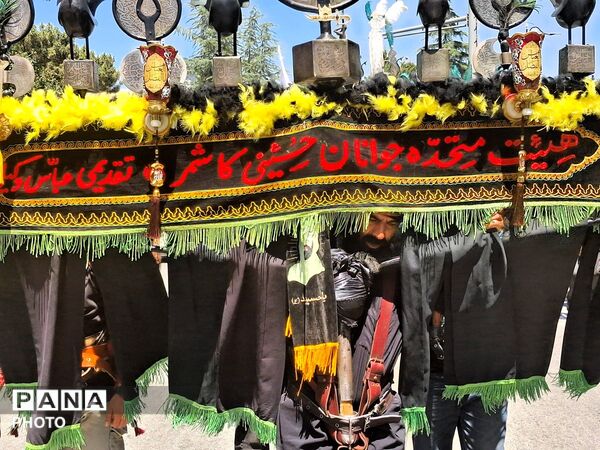 ورود هیئت‌های عزاداری کاشمر به حسینیه علی‌اکبری در ششمین روز محرم