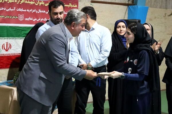 تجلیل از ملی‌پوش هندبال قرچک پس از بازگشت از مسابقات قهرمانی آسیا