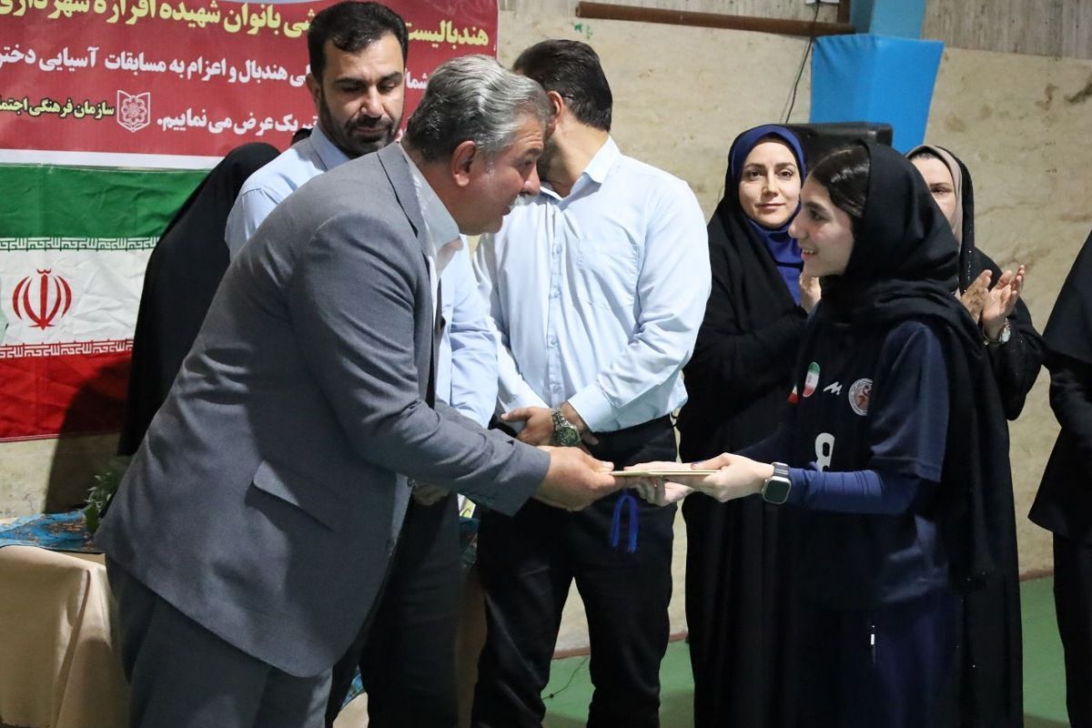 تجلیل از ملی‌پوش هندبال قرچک پس از بازگشت از مسابقات قهرمانی آسیا