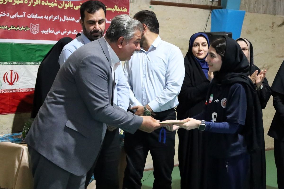 تجلیل از ملی‌پوش هندبال قرچک پس از بازگشت از مسابقات قهرمانی آسیا