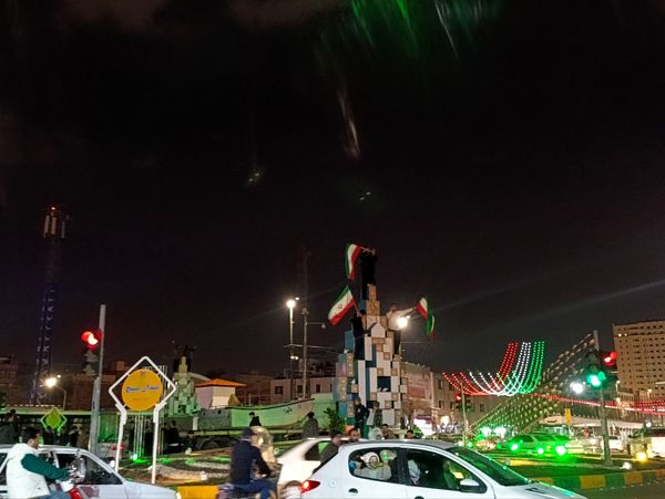 فریاد «الله‌اکبر» مردم در خیابان امام رضا(ع)؛ شبی پرشور در آستانه ۲۲ بهمن