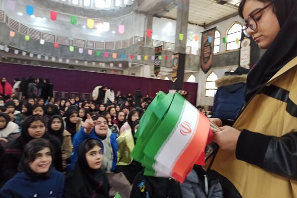 مدرسه شهید لطفی بهارستان‌دو میزبان جشن دهه فجر 