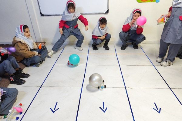 رقابت هیجان انگیز ماشین های بادکنکی در دبستان سارا شهرستان ملارد