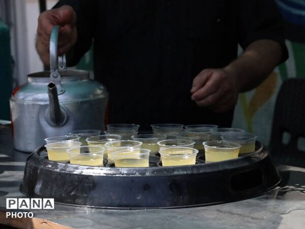 خدمت‌رسانی موکب عاشقان ولایت به عزاداران در مراسم وداع بارهبر شهید