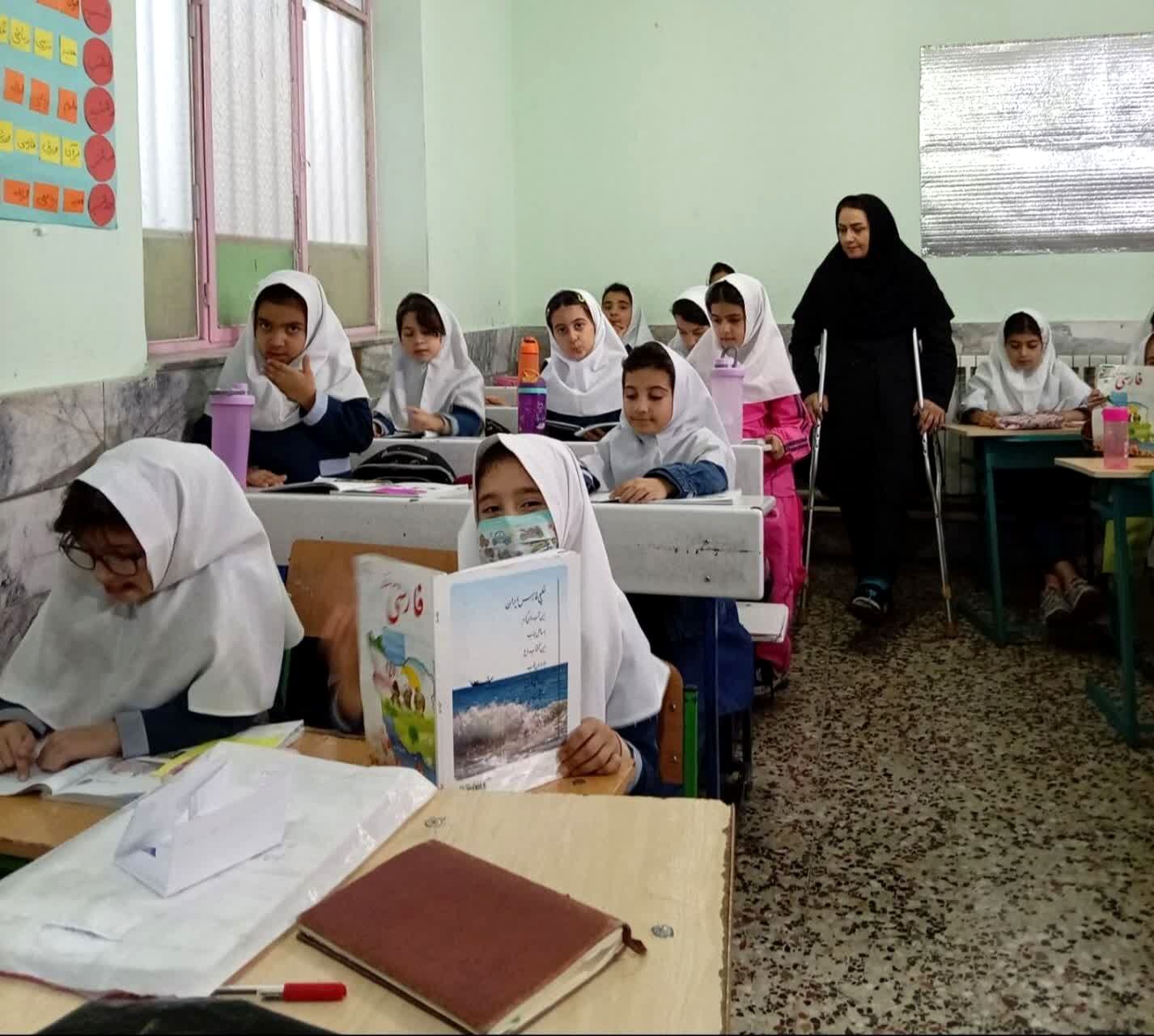 معلم فداکار شیروانی با پای آسیب‌دیده به مدرسه می‌آید