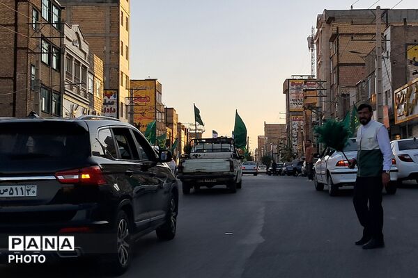 رژه‌ خودرویی با پرچم مقدس آستان‌قدس‌رضوی به مناسب دهه کرامت در بهارستان
