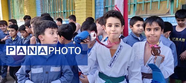 المپیاد ورزشی مدرسه شکوفه‌ها ناحیه 4 کرج در هفته تربیت بدنی  